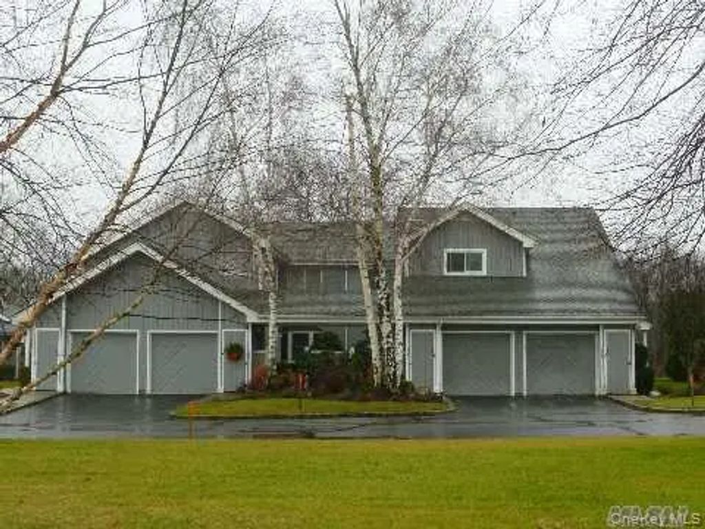 132 Captains Court, Moriches