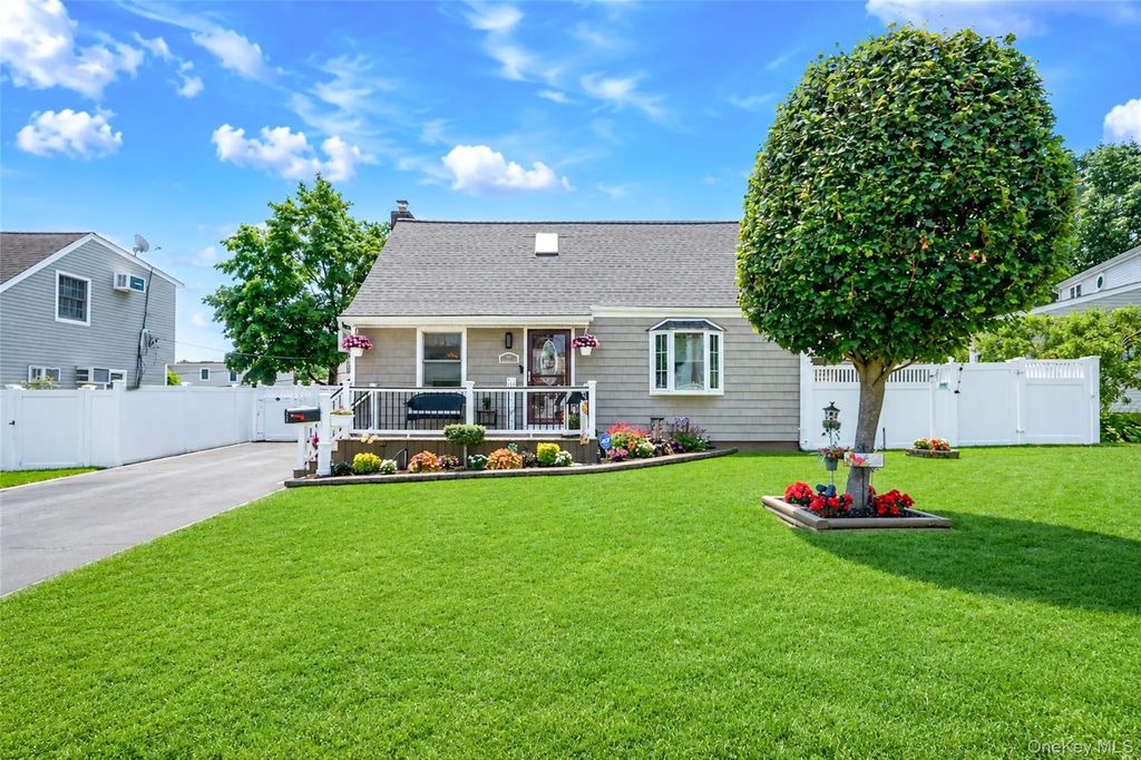 7 Farmedge Road, Bethpage