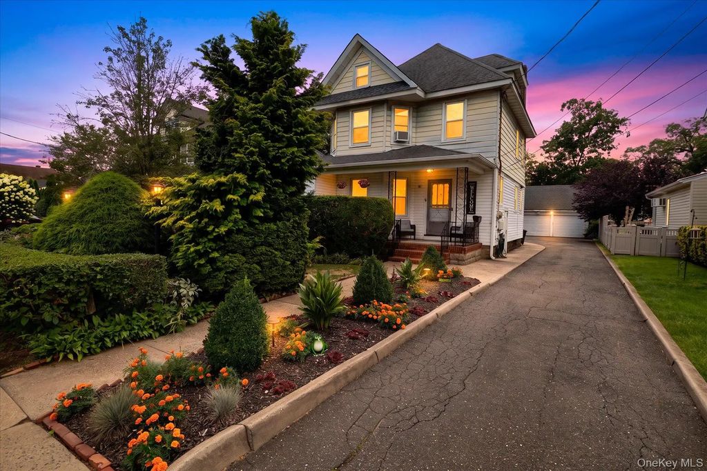 86 Woods Avenue, Rockville Centre