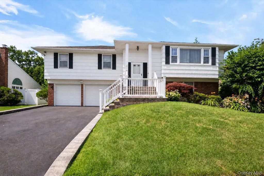 26 Acorn Lane, Plainview
