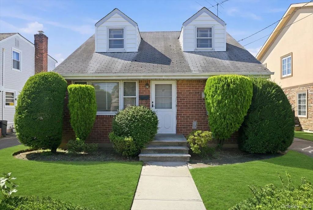 27 Plymouth Avenue, Mineola
