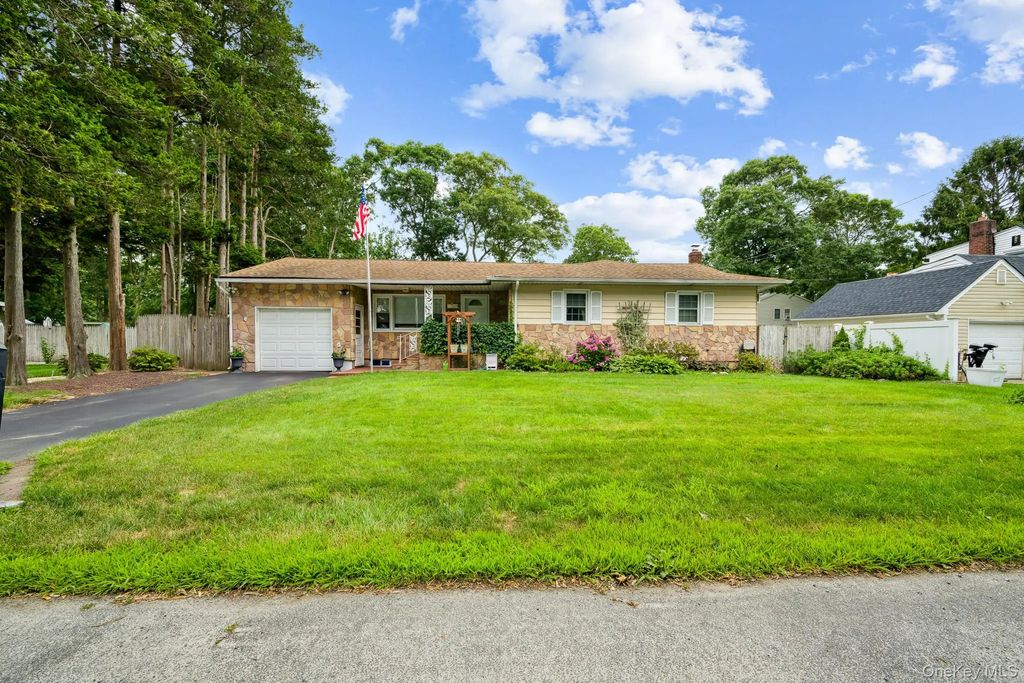 152 Parkwood Drive, Shirley