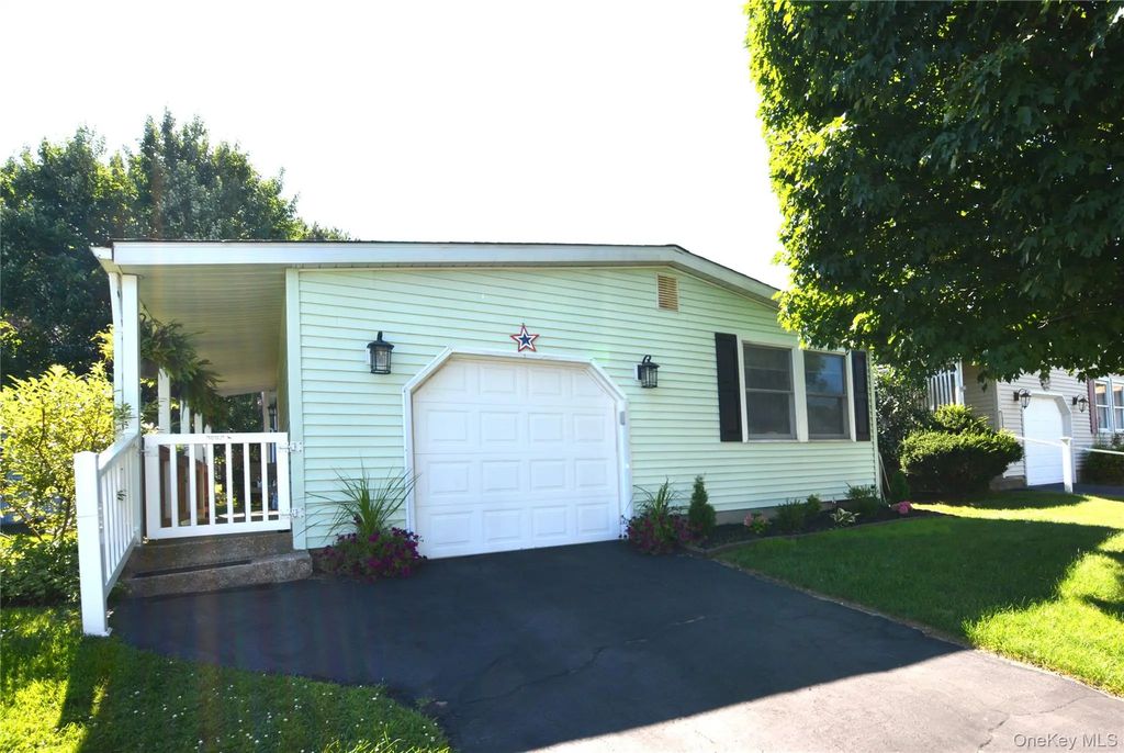 105 W Village Circle # 105, Manorville