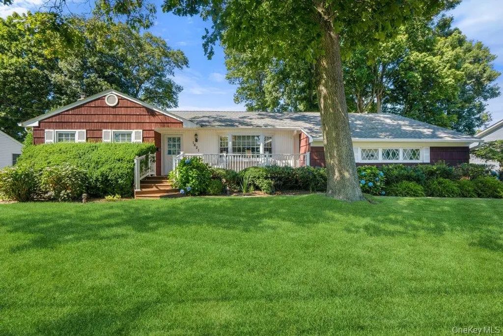 1621 Madison Avenue, West Islip