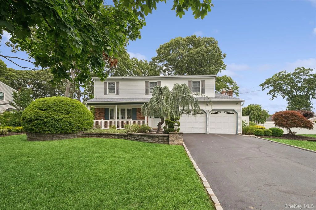 63 Woodview Lane, Centereach