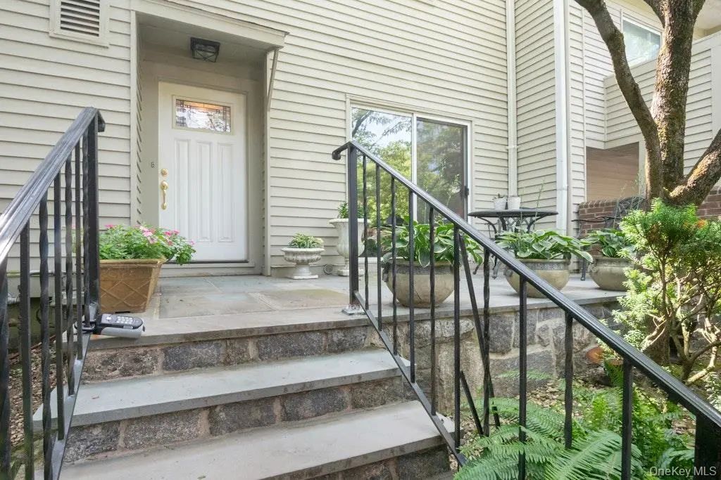 8 Waterside Close, Eastchester