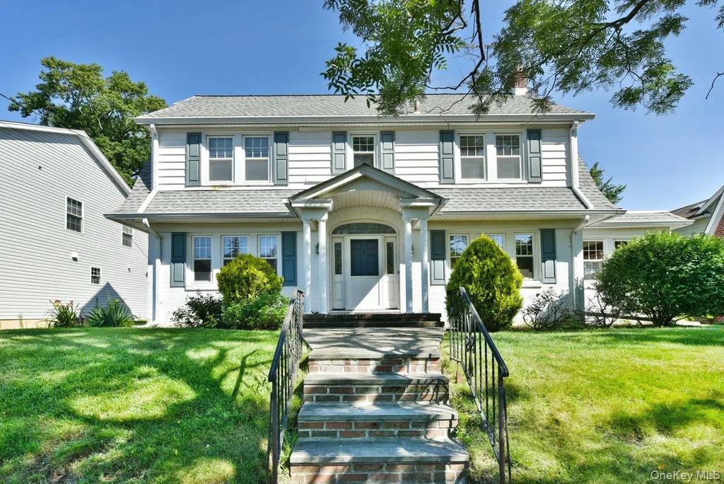182 Ferncroft Road, Mineola