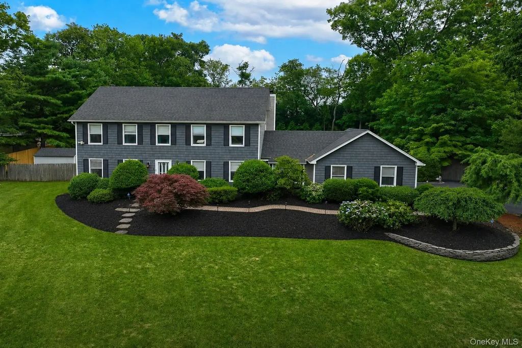 2 Buckingham Meadow Road, East Setauket