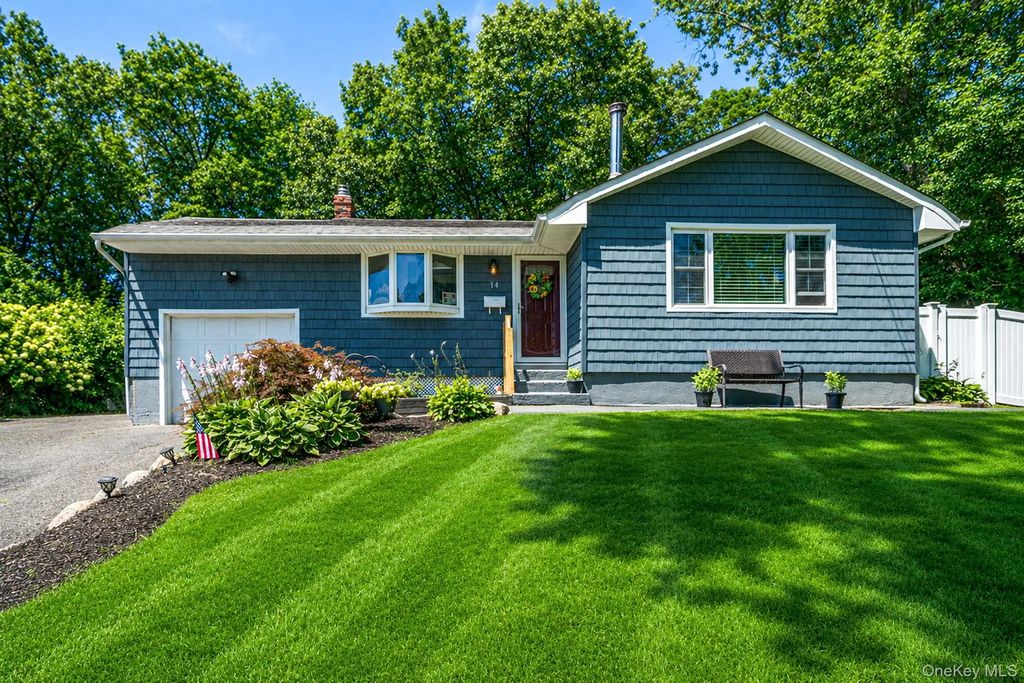 14 Antler Lane, South Setauket