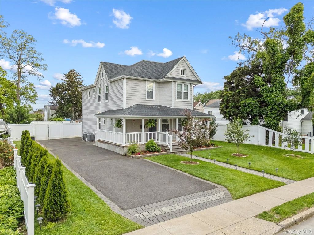 81 Pearsall Avenue, Freeport