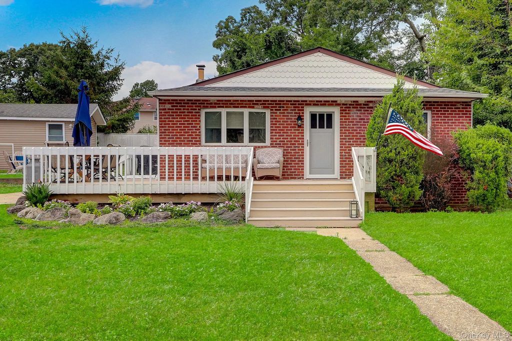 629 East Drive, Lindenhurst