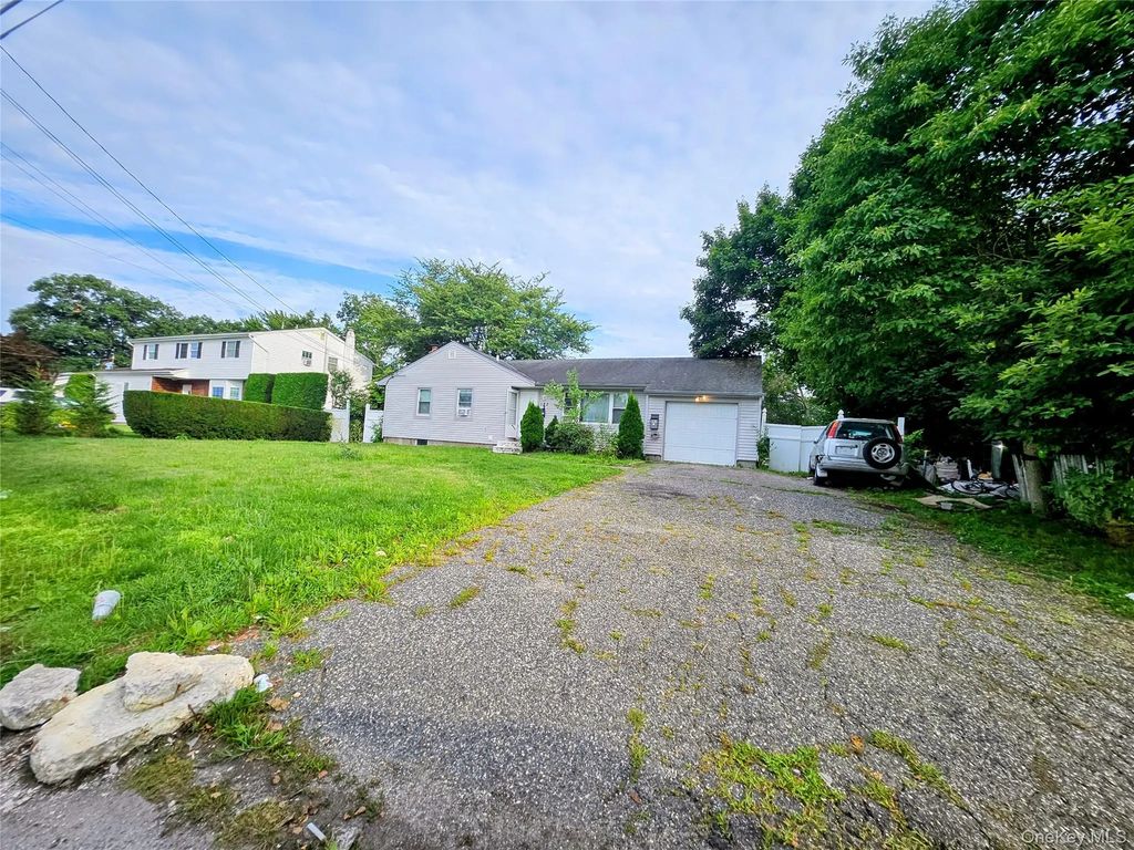 182 New York Avenue, Bay Shore