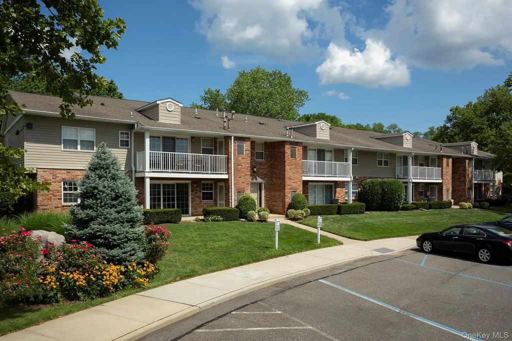 15 Westwood Drive # 10, Westbury