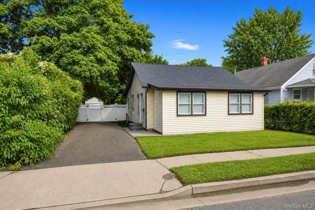 31 Oakland Avenue, Port Jefferson Station