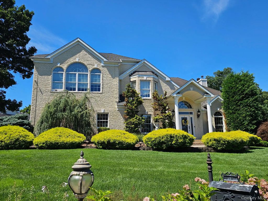 2 Hamilton Place, Lake Grove