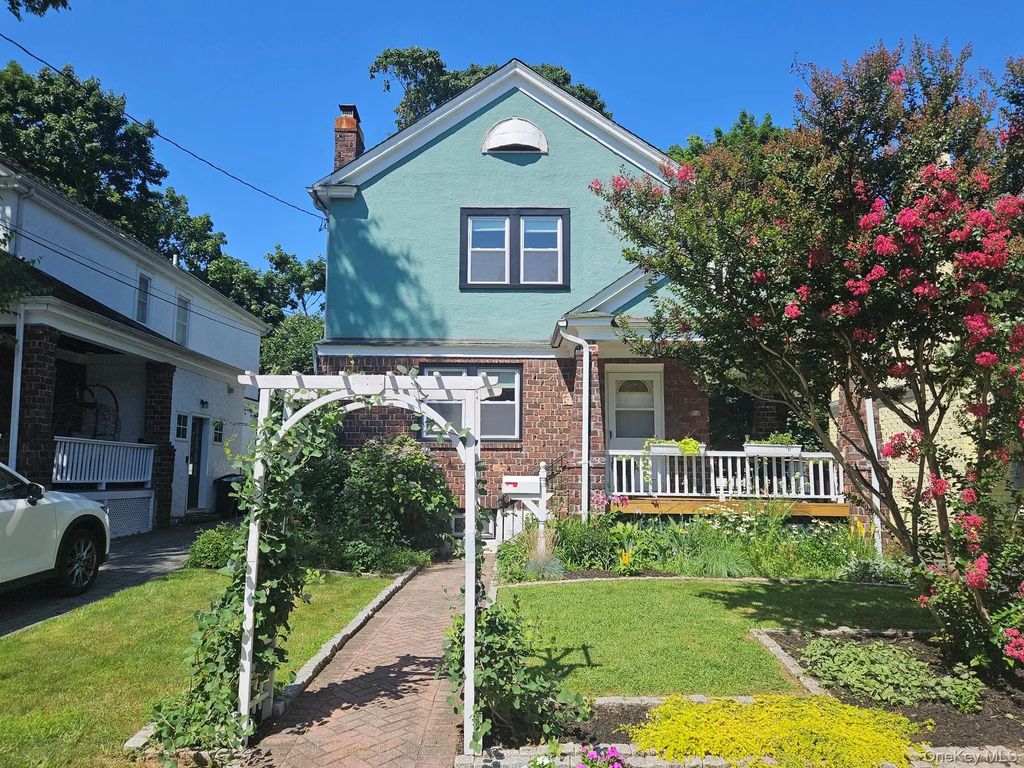 48 Hillview Avenue, Port Washington