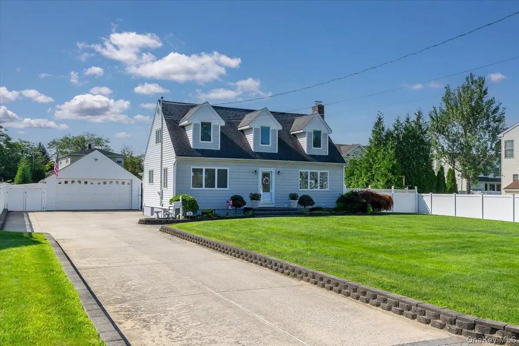 34 Farmers Avenue, Lindenhurst