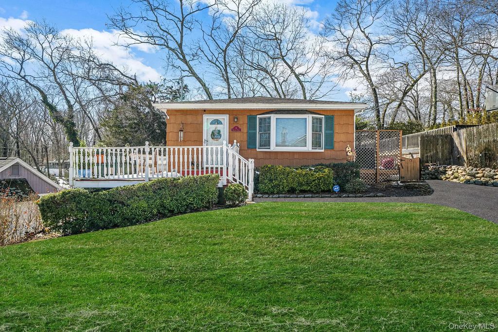 6 Hillside Road, Sound Beach