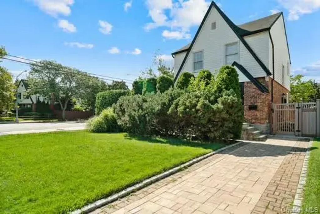 169-56 24 Avenue, Whitestone