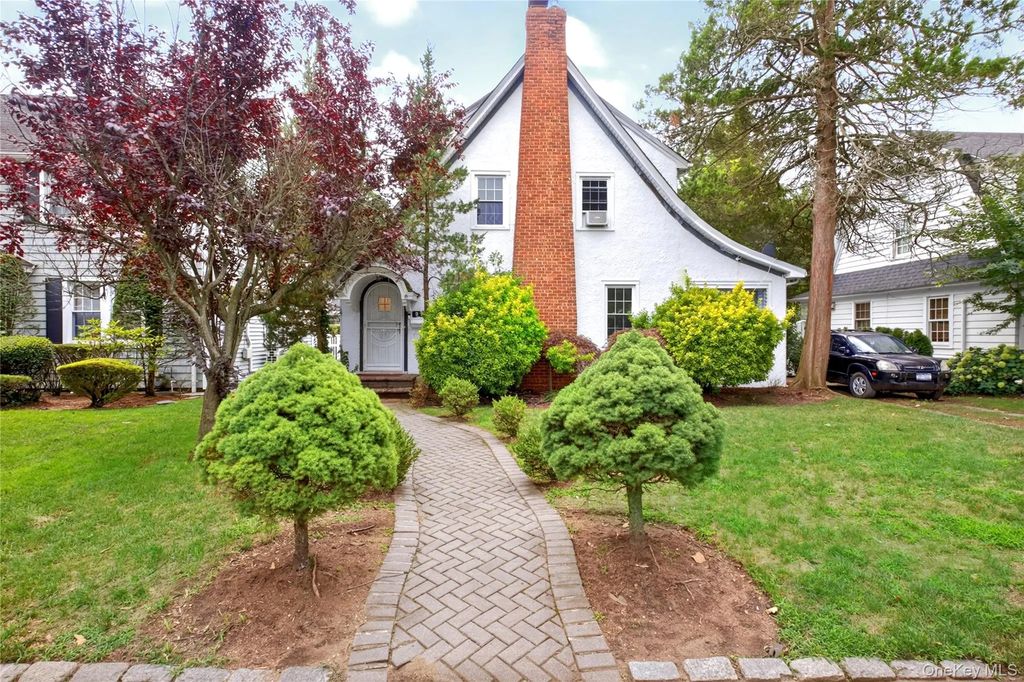 81 Chatham Place, West Hempstead