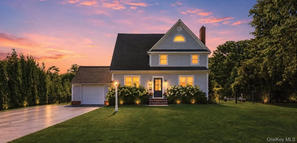 22 S Gillette Avenue, Bayport