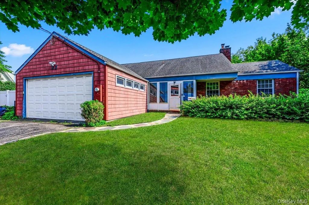 22 Manitton Court, Islip