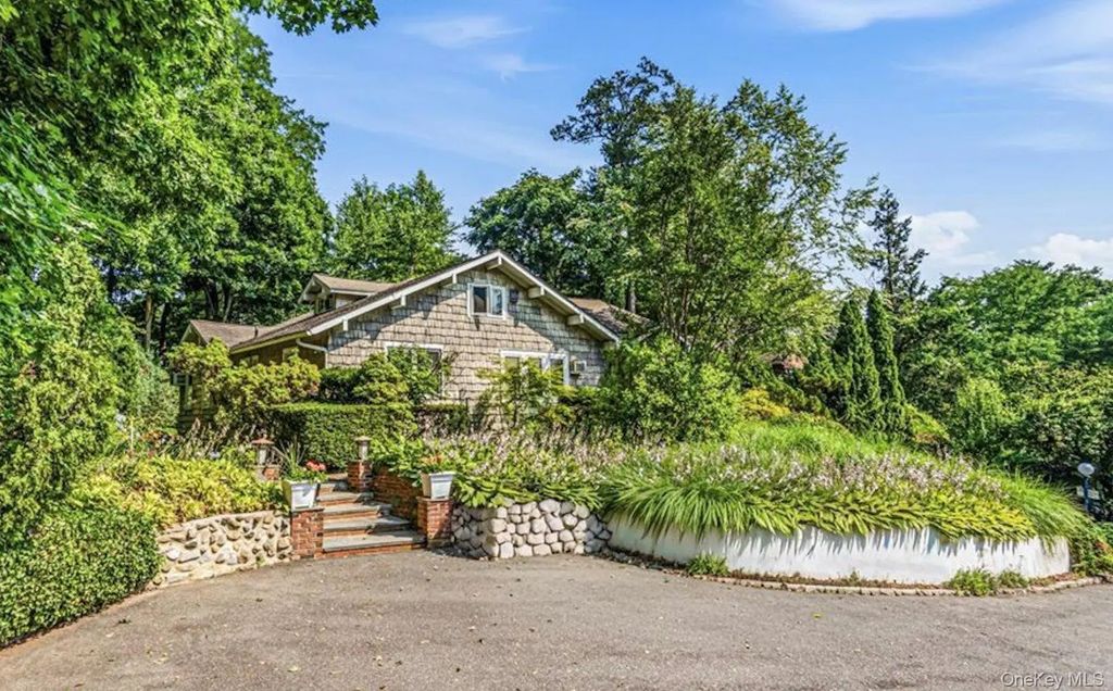 18 Crescent Road, Great Neck