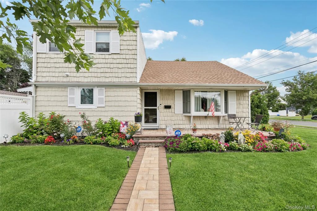 2327 Penatiquit Avenue, Seaford