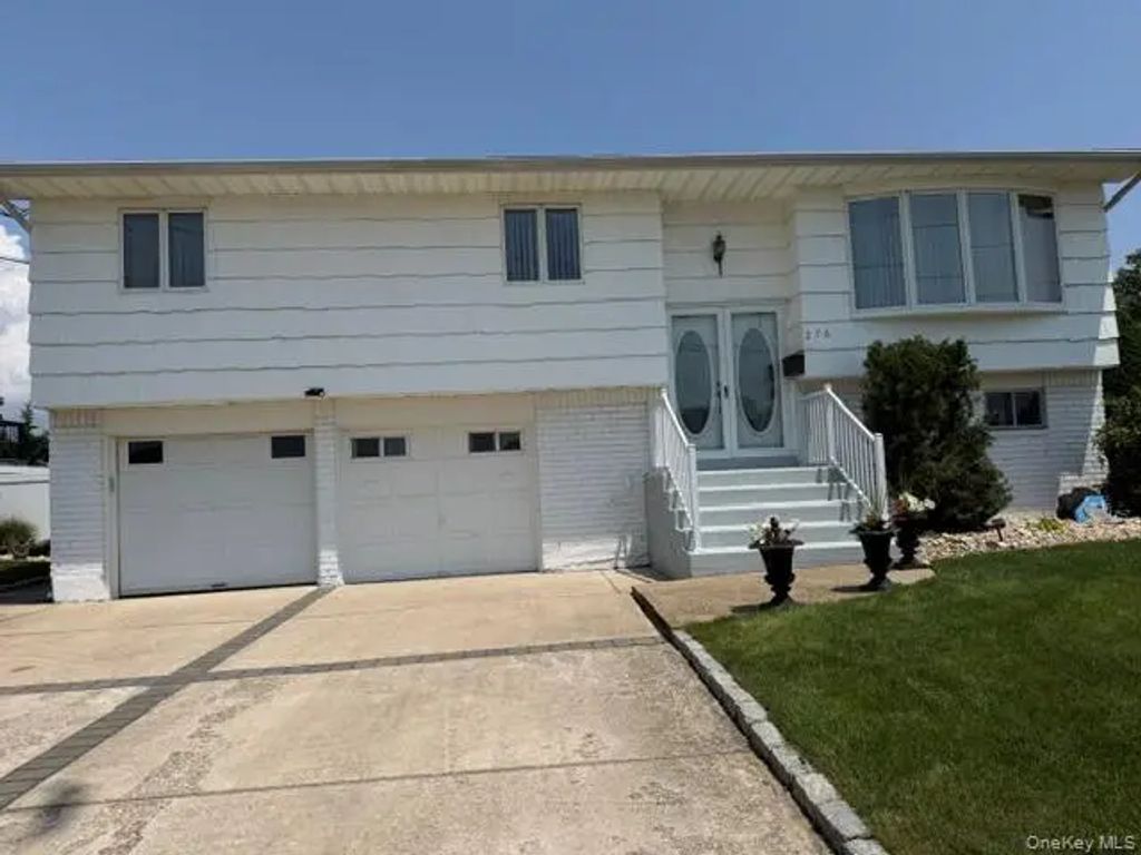 276 N Lewis Avenue, Lindenhurst