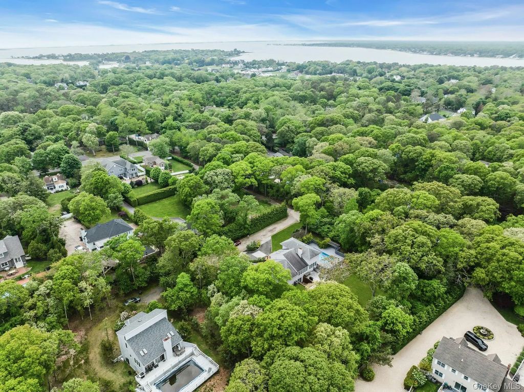 39 Bay Avenue W, Hampton Bays