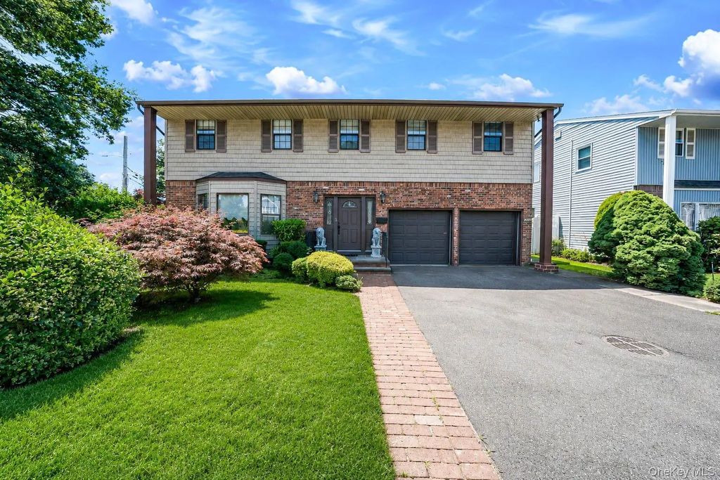 211 Meredith Lane, West Hempstead