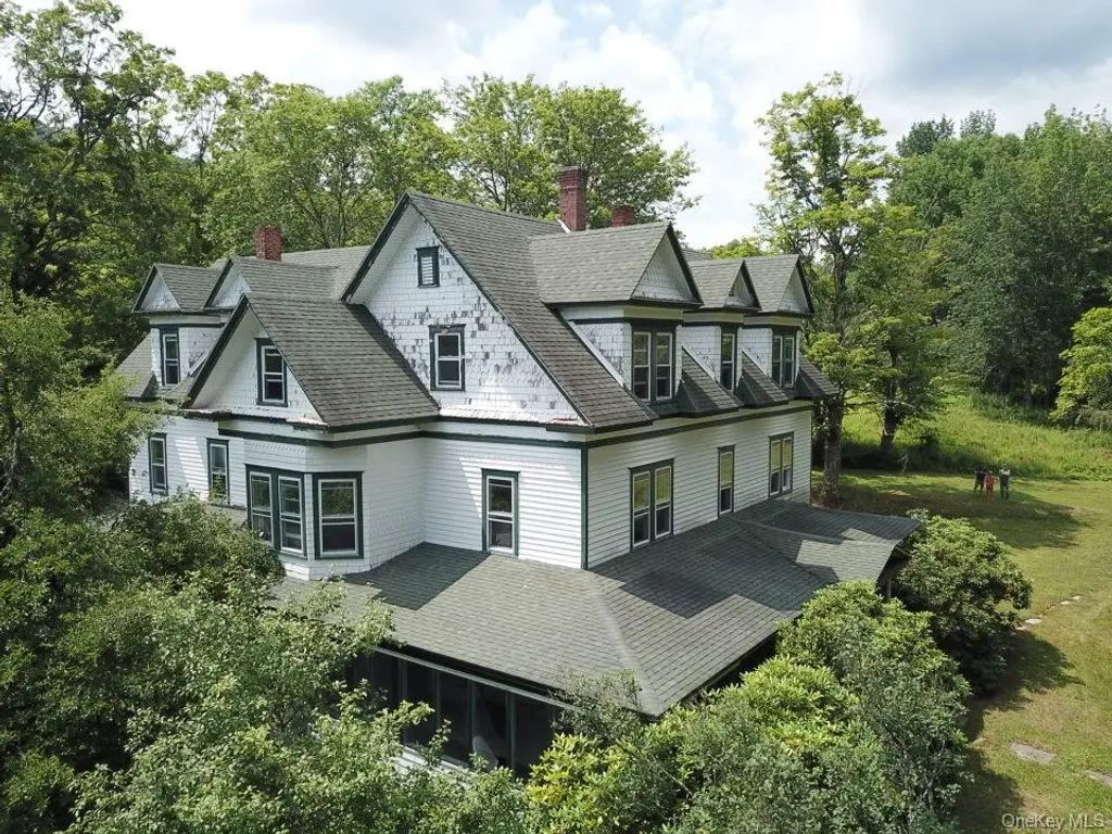 109 Mary Smith Hill Road, Livingston Manor