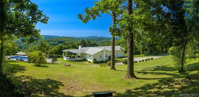 21 Overlook Drive, Pawling