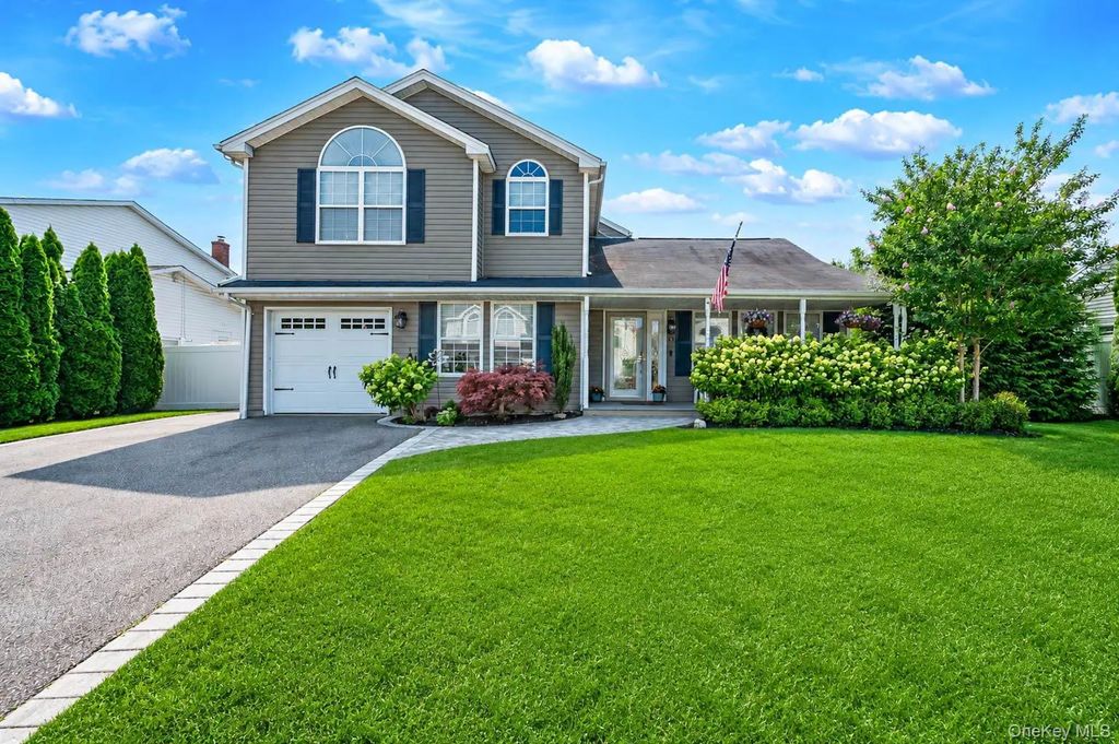 134 Paris Court, West Islip