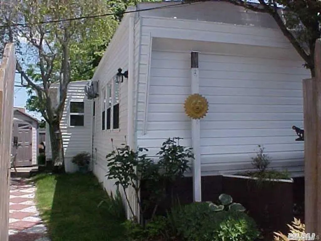 150 Main Street # 1f, Islip