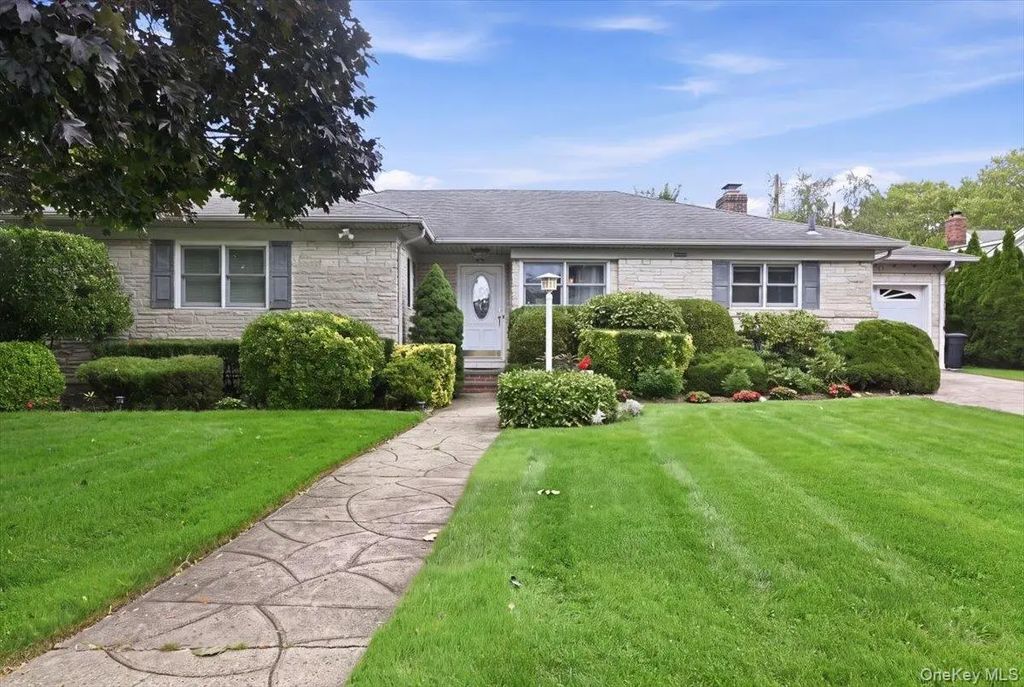 31 Yale Street, Garden City