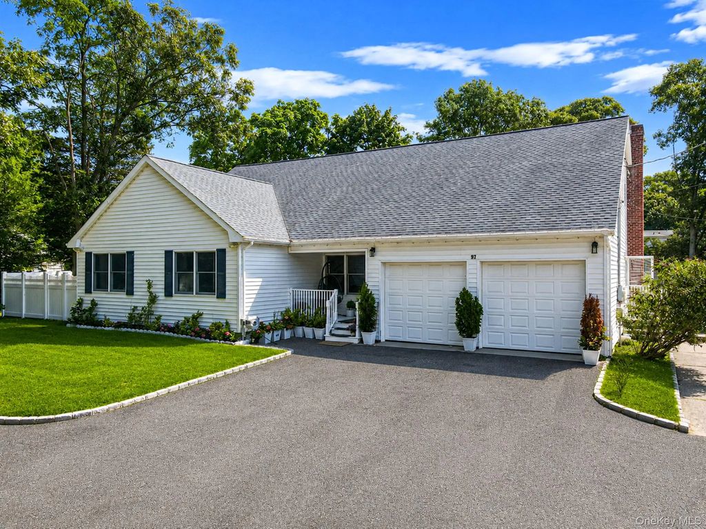 97 Blydenburgh Road, Centereach