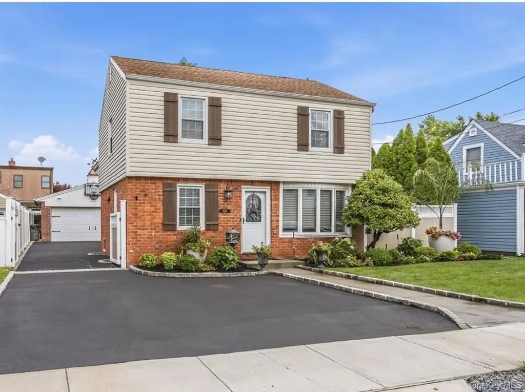 306 Latham Road, Mineola