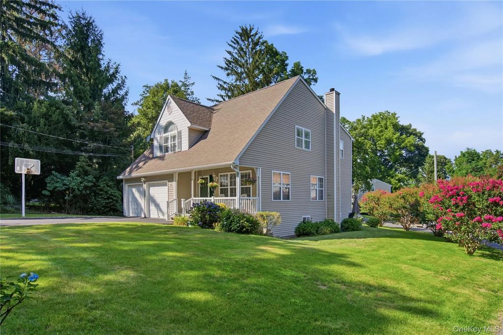 8 Crossman Road, Centerport
