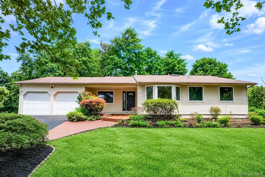 15 Dix Circle, Dix Hills
