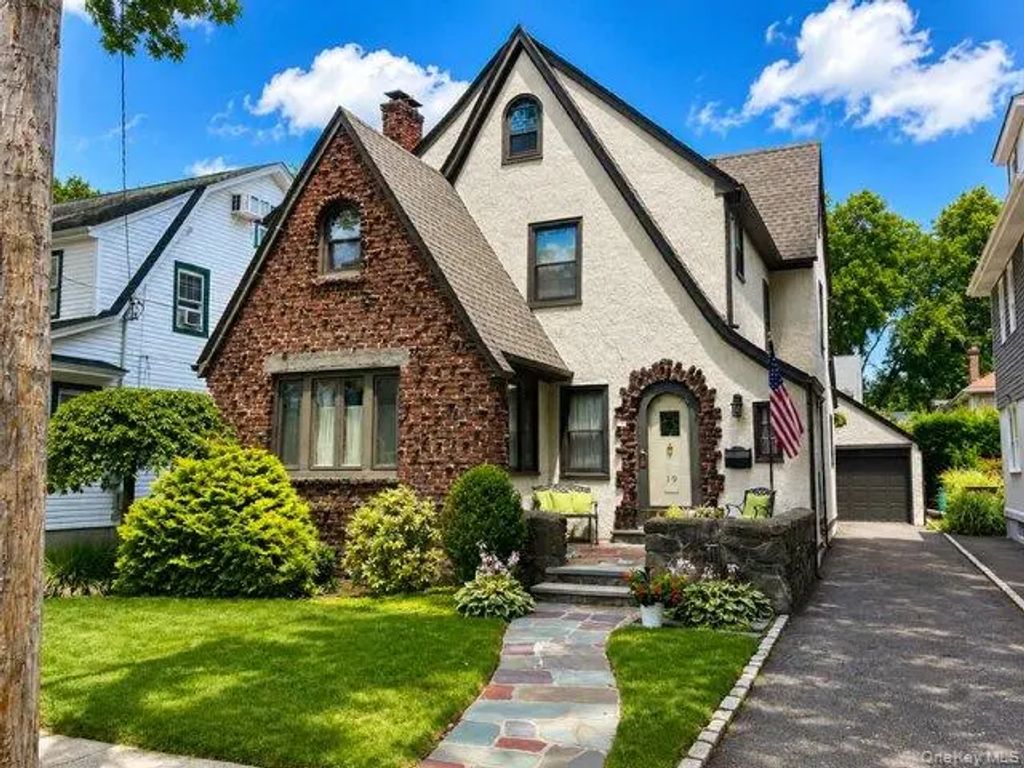 19 Cypress Street, Floral Park