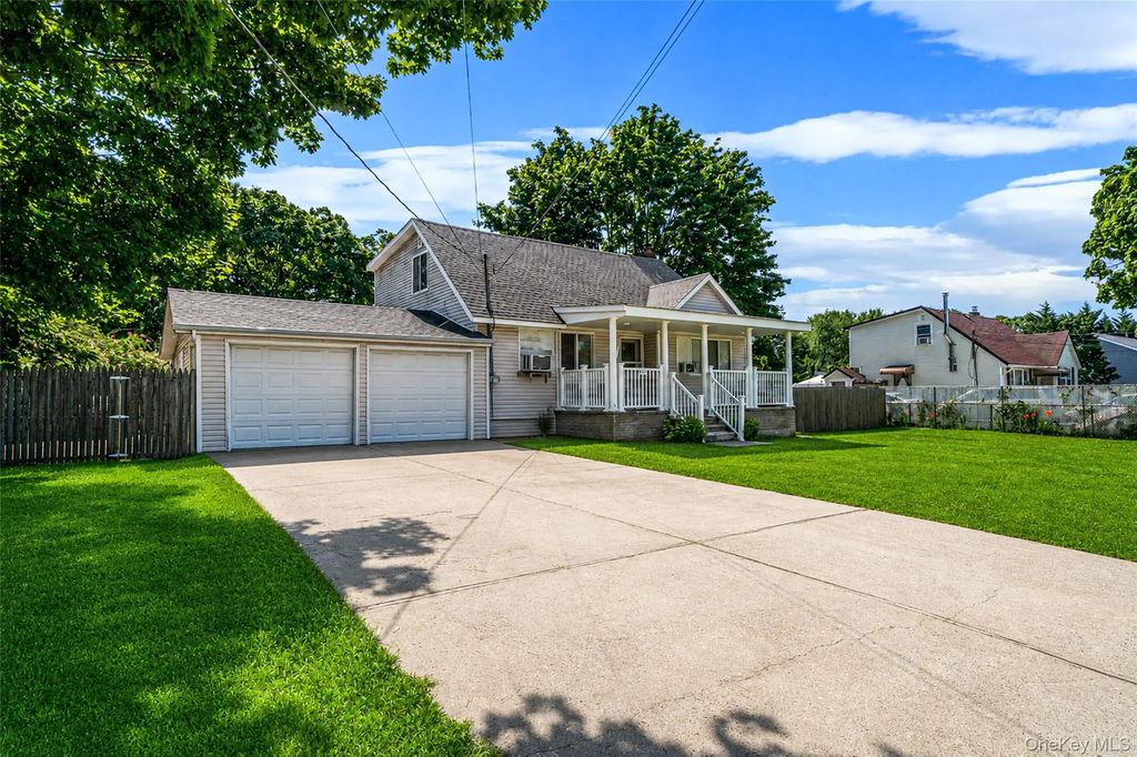 1641 E 3rd Avenue, Bay Shore