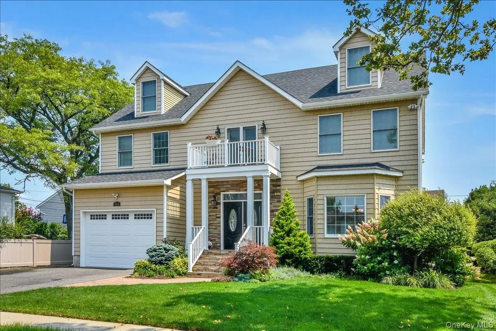 954 Glenridge Avenue, North Woodmere