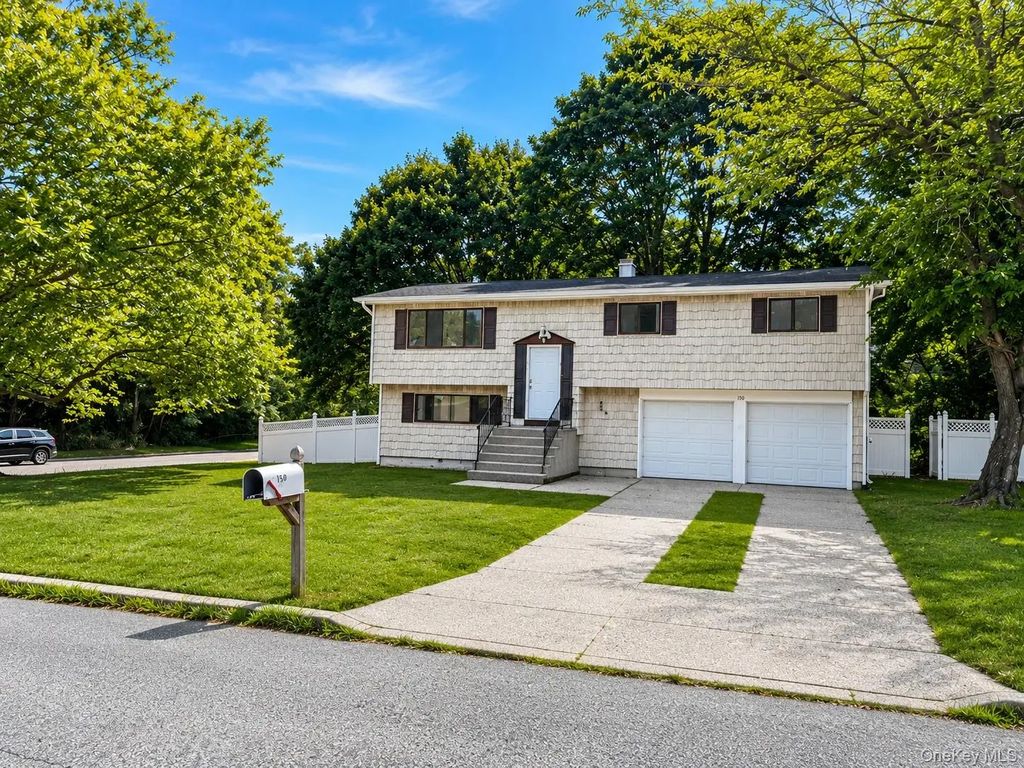150 8th Avenue, Holtsville