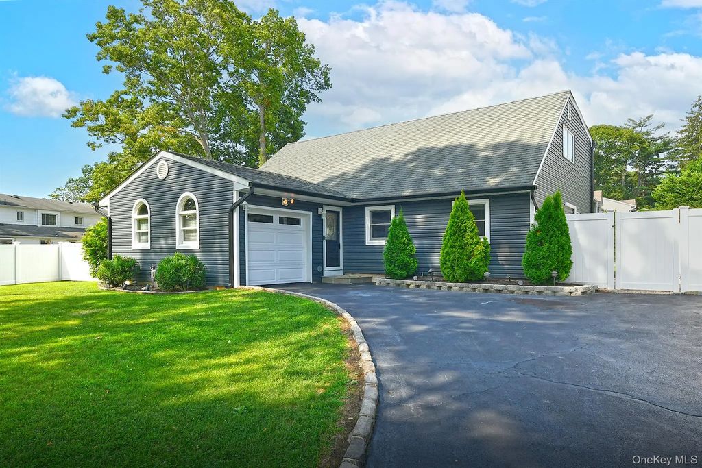 25 Rosanne Court, Nesconset