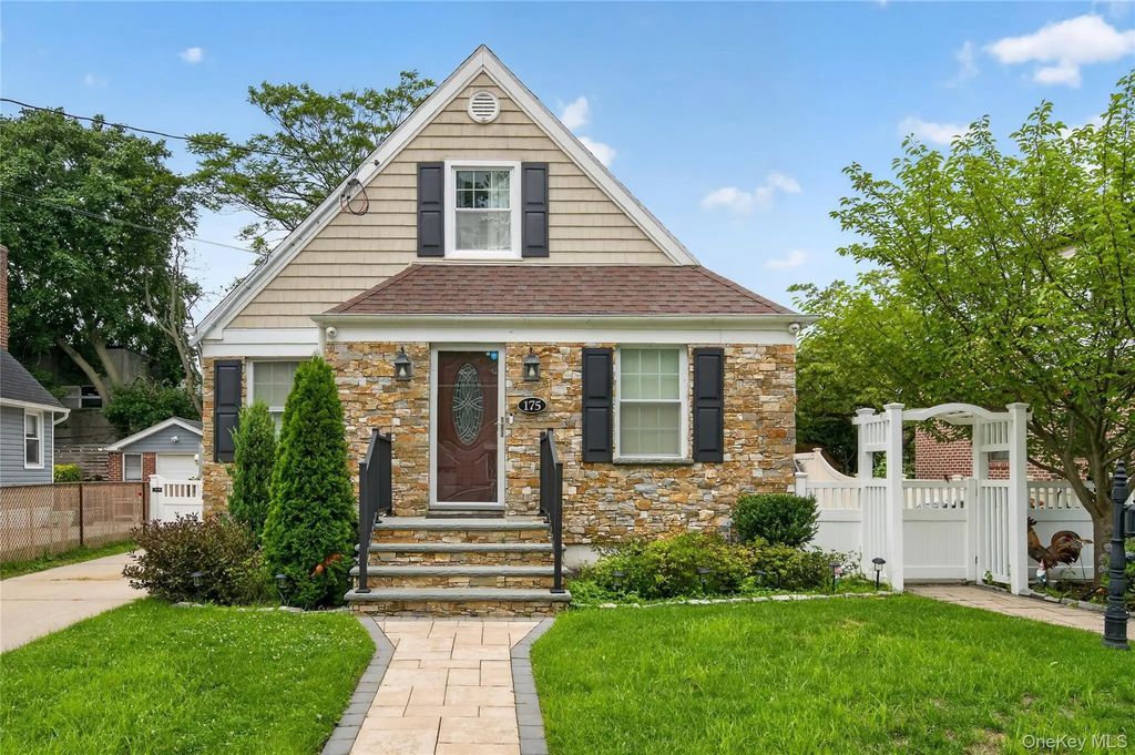 175 Wardwell Road, Mineola