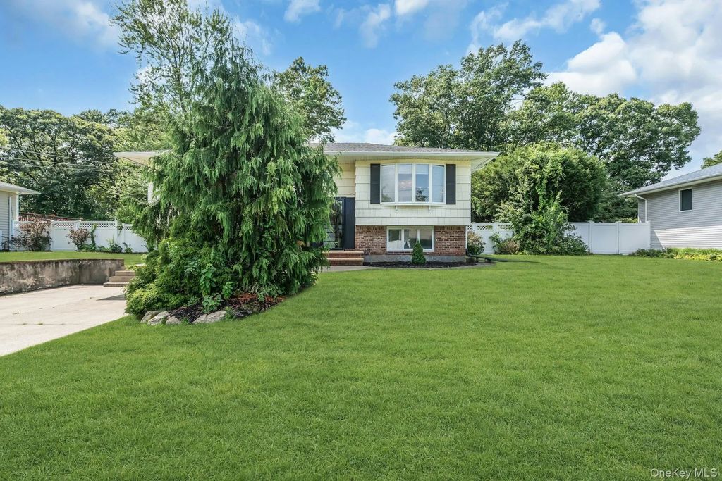 20 Hunter Place, Smithtown