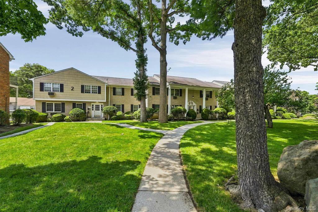264 Parkside Drive, Suffern