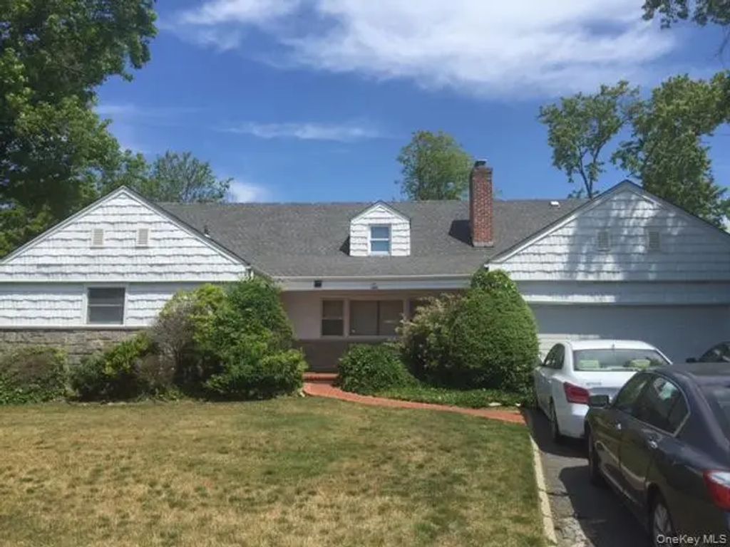 149 Lakeside Drive E, Lawrence