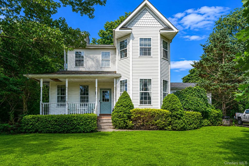 138 Holiday Boulevard, Center Moriches